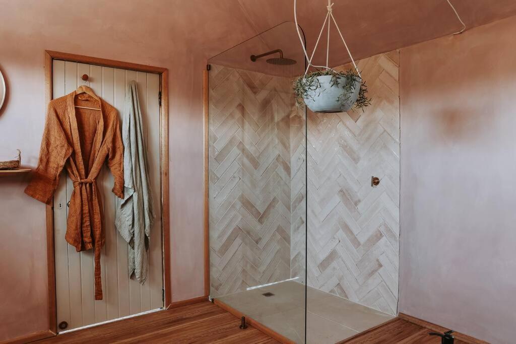 Old World Charm - Simplistic Luxury Holiday home Ross